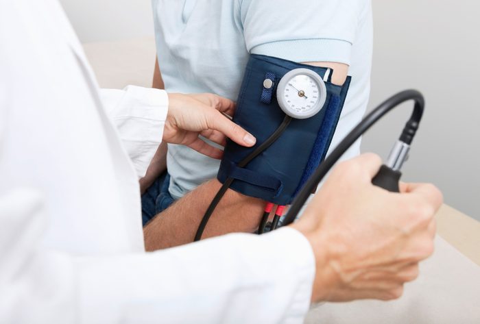measuring blood pressure close pu